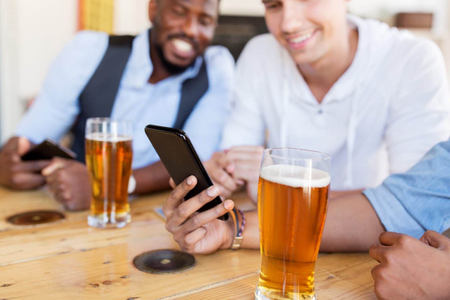 como-beber-cerveza-puede-afectar-tu-experiencia-de-juego-en-el-movil